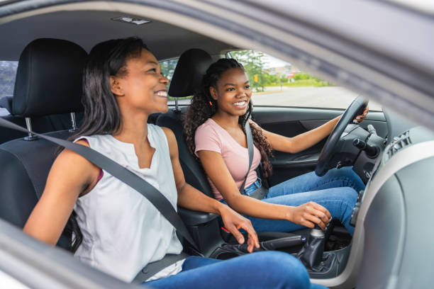 Een jonge vrouw rijdt in de auto van haar ouders